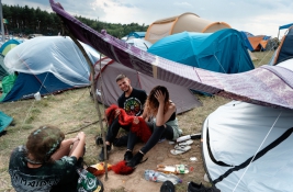 Przygotowywanie-sztucznych-wlosow-pod-namiotem-na-25-festiwalu-PolandRock-2019-Kostrzyn-20190802