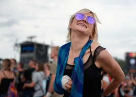 Kobieta-z-reka-na-temblaku-podczas-koncertu-na-25-festiwalu-PolandRock-2019-Kostrzyn-20190802