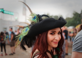 Kobieta-w-kapeluszu-z-pawimi-piorami-na-25-festiwalu-PolandRock-2019-Kostrzyn-20190802