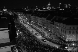 The-procession-with-the-coffin-of-President-Lech-Kaczynski-at-Krakowskie-Przedmiescie-in-Warsaw