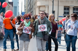 Demonstranci-protestujacy-przeciwko-bankom-Warszawa-25-kwietnia-2015