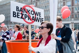 Kobieta-z-transparentem-podczas-demonstracji-anty-bankowej-w-Warszawie-25-kwietnia-2015