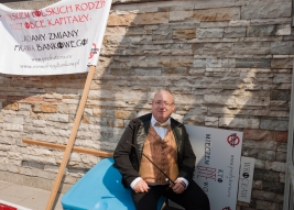 Mezczyzna-przebrany-za-bankiera-Demonstracja-antybankowa-Warszawa-25-kwietnia-2015