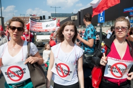 Kobiety-protestujace-przeciwko-polityce-bankow-Manifestacja-anty-bankowa-Warszawa-25-kwietnia-2015