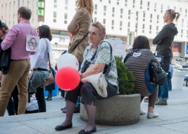 Smutna-kobieta-z-balonami-Manifestacja-anty-bankowa-Warszawa-25-kwietnia-2015