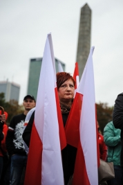 Kobieta-z-polskimi-flagami-podczas-demonstracji-antyimigracyjnej-w-Warszawie-12092015