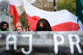 The-girl-with-face-covered-during-the-anti-immigrant-demonstrations-in-Warsaw-12092015
