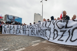 Demonstranci-z-transparentem-anty-Islamskim-podczas-manifestacji-antyimigracyjnej-na-Placu-Defilad-w