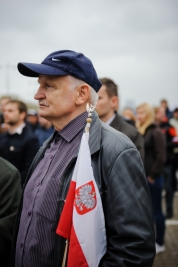 Starszy-pan-z-flaga-i-godlem-Polski,-podczas-manifestacji-antyimigracyjnej-w-Warszawie-12092015