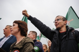 Manifestant-z-podniesiona-piescia-podczas-manifestacji-antyimigracyjnej-w-Warszawie-12092015