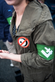 Emblemat-No-Islam-na-kurtce-uczestniczki-manifestacji-antyimigracyjnej-w-Warszawie-12092015