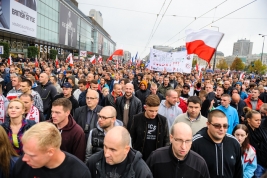 Manifestanci-podczas-przemarszu-manifestacji-antyimigracyjnej-w-Warszawie-12092015