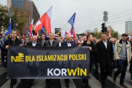 Liderzy-partii-KORWIN-podczas-marszu-w-manifestacji-antyimigracyjnej-w-Warszawie-12092015-Przemyslaw