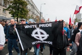 Manifestanci-antyimigracyjnej-manifestacji-z-transparentem-White-Pride-Warszawa-12092015