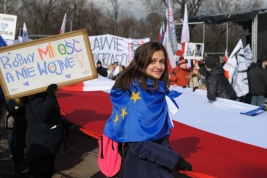 Dziewczyna-z-flaga-EU-na-manifestacji-Komitetu-Obrony-Demokracji-w-Warszawie-27022016