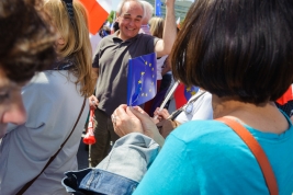 Demonstrantka-z-przedarta-flaga-EU-podczas-manifestacji-opozycji-Jestesmy-i-bedziemy-w-Europie-Warsz