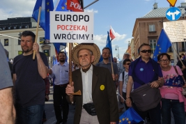 Zalozyciel-polskiego-oddzialu-Amenty-International-Boguslaw-Stanislawki-podczas-demonstracja-opozycj