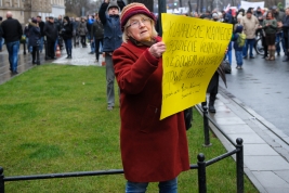 Kobieta-z-zoltym-transparentem,-przeciwniczka-manifestacji-Komitetu-Obrony-Demokracji-Warszawa-20151
