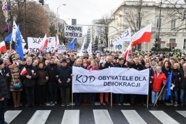 Politycy-na-manifestacji-Komitetu-Obrony-Demokracji-w-Warszawie-20151212