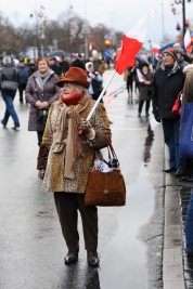 Kobieta-w-lamparciej-kurtce-na-manifestacji-Prawa-i-Sprawiedliwosci-w-Warszawie-20151213