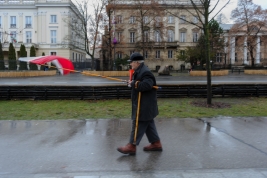 Spozniony-manifestant-goniacy-kolumne-pochodu-Prawa-i-Sprawiedliwosci-w-Warszawie-20151213