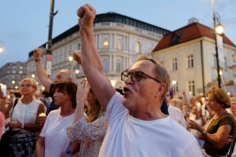 Protest-Lancuch-Światla-przed-Palacem-Prezydenckim-w-Warszawie-Po-podpisaniu-przez-Prezydenta-Dude-