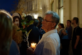 Protest-Lancuch-Światla-przed-Palacem-Prezydenckim-w-Warszawie-Po-podpisaniu-przez-Prezydenta-Dude-