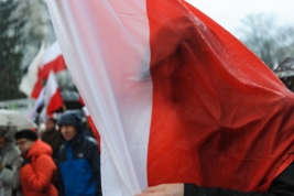 Mezczyzna-okryty-flaga-podczas-manifestacji-Prawa-i-Sprawiedliwosci-w-Warszawie-20151213