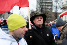 Mezczyzna-w-zielonym-kapeluszu-na-manifestacji-Prawa-i-Sprawiedliwosci-w-Warszawie-20151213