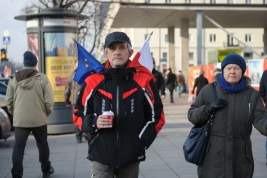 Mezczyzna-z-flagami-EU-i-Polski-na-manifestacji-Komitetu-Obrony-Demokracji-w-Warszawie-27022016