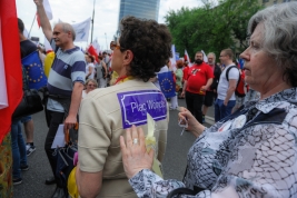 Woman-puts-sticker-on-the-back-of-her-friend-at-KOD-March-of-Freedom-in-Warsaw-20160604