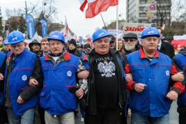 Mezczyzni-w-niebieskich-kaskach-podczas-demonstracji-Prawa-i-Sprawiedliwosci-w-Warszawie-20151213