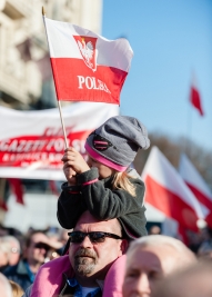 Dziewczynka-na-ramionach-ojca-z-Polska-flaga,-podczas-obchodow-5-rocznicy-katastrofy-Smolenskiej-War