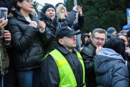 Policjant-z-zamknietymi-oczami-podczas-manifestacji-Komitetu-Obrony-Demokracji-w-Warszawie-20151212