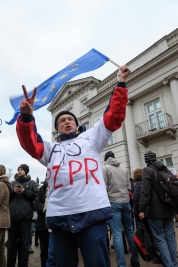 Manifestant-w-koszulce-z-napisem-PiS-PZPR-podczas-manifestacji-Komitetu-Obrony-Demokracji-w-Warszawi