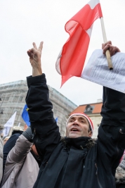 Manifestant-z-flaga-i-znakiem-Wiktorii-podczas-manifestacji-Komitetu-Obrony-Demokracji-w-Warszawie-2