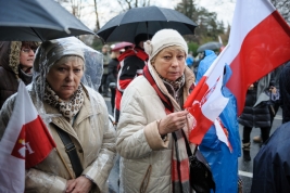 Dwie-kobiety-w-kremowych-kurtkach-podczas-manifestacji-Prawa-i-Sprawiedliwosci-w-Warszawie-20151213