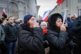 Dwie-kobiety-z-sygnalowkami-podczas-manifestacji-Komitetu-Obrony-Demokracji-w-Warszawie-20151212