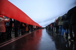 Uczestnicy-manifestacji-Prawa-i-Sprawiedliwosci-w-Warszawie-niosa-wielka-flage-Polski-20151213