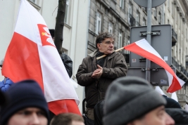 Mezczyzna-przytrzymujacy-flage-Polski-broda-podczas-manifestacji-PiS-w-Warszawie-20151213