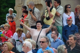 The-woman-showing-victorias-at-KOD-March-of-Freedom-in-Warsaw-20160604