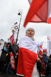 Kobieta-okryta-flaga-Polski-podczas-manifestacji-Prawa-i-Sprawiedliwosci-w-Warszawie-20151213