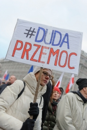 Kobieta-z-transparentem-Duda-Przemoc-podczas-manifestacji-Komitetu-Obrony-Demokracji-w-Warszawie-201