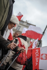 Kobieta-z-flaga-i-laskami-podczas-manifestacji-PiS-w-Warszawie-20151213