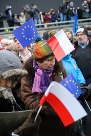 Kobieta-z-flagami-EU-i-Polski-w-czapce-na-demonstracji-w-obronie-mediow-w-Warszawie-20160109