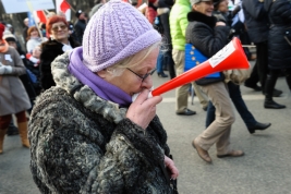 Kobieta-z-wuwuzela-podczas-manifestacji-Komitetu-Obrony-Demokracji-w-Warszawie-27022016