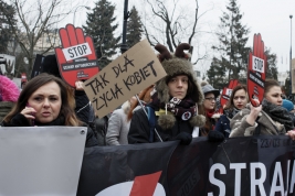 Czarny-protest-kobiet,-przeciwko-zaostrzeniu-prawa-anty-aborcyjnego-Warszawa-20180323