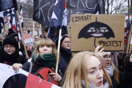 Czarny-protest-kobiet,-przeciwko-zaostrzeniu-prawa-anty-aborcyjnego-w-Polsce-Warszawa-20180323