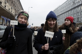 Czarny-protest-kobiet,-przeciwko-zaostrzeniu-prawa-anty-aborcyjnego-Warszawa-20180323