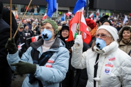 Kobiety-w-maskach-protestujace-podczas-manifestacji-w-obronie-wolnosci-mediow-w-Warszawie-20160109